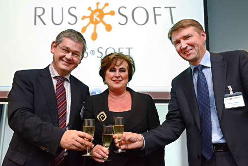 President of First Line Software, Nikolai Puntikov; Executive Director of the West Holland Foreign Investment Agency, Marleen Zuijderhoudt and the President of RUSSOFT, Valentin Makarov, toast the launch of RUSSOFT in The Hague. photo © Rob Hendriksen President of First Line Software, Nikolai Puntikov; Executive Director of the West Holland Foreign Investment Agency, Marleen Zuijderhoudt and the President of RUSSOFT, Valentin Makarov, toast the launch of RUSSOFT in The Hague. photo © Rob Hendriksen